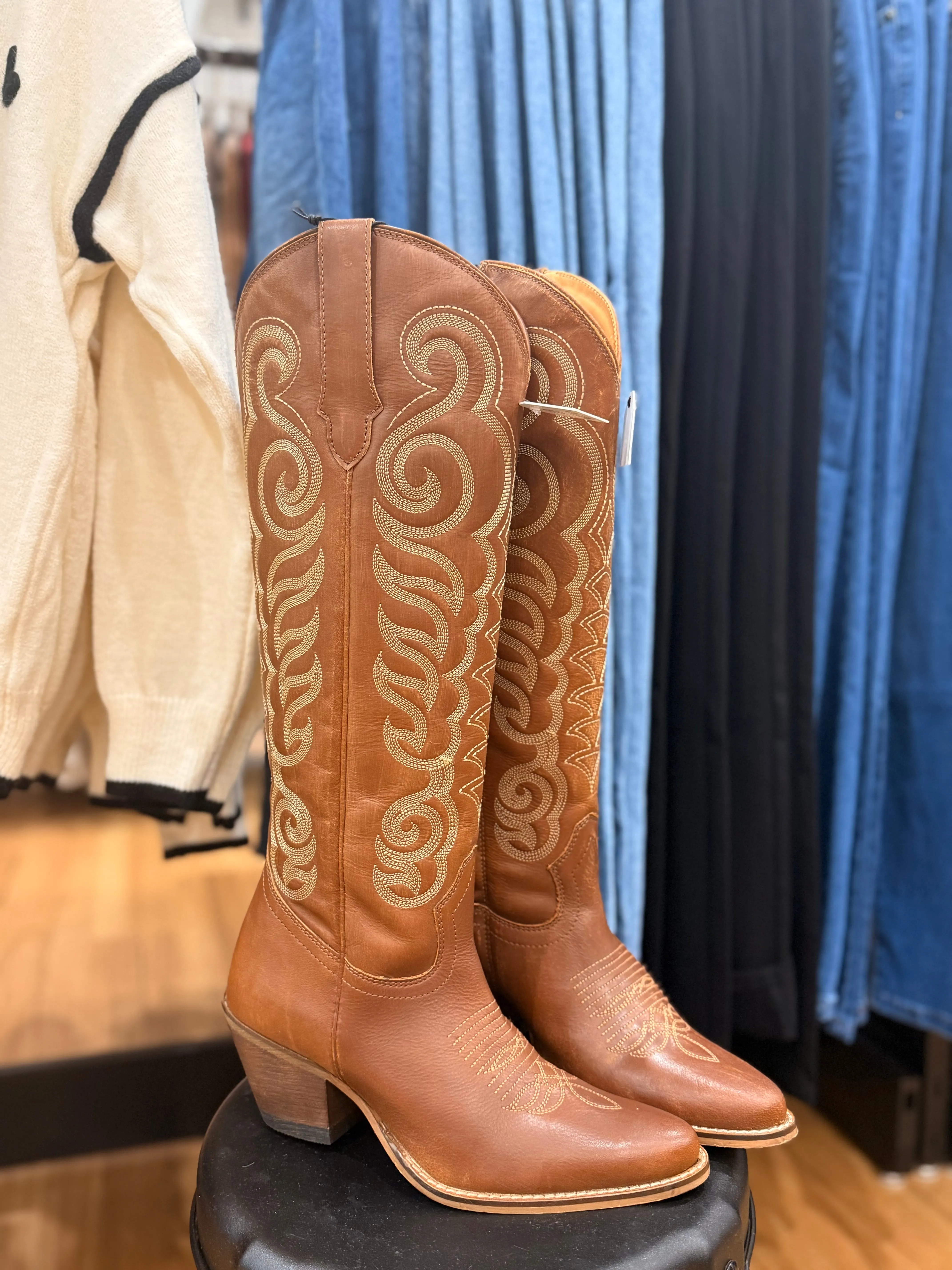 Nalejandra Boots in Chocolate Brown